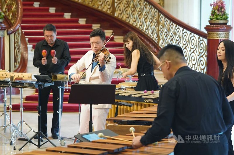 國家交響樂團（NSO）24日在台北國家音樂廳舉行「精彩對決」宣告記者會，小提琴家黃俊文（左2）與朱宗慶打擊樂團成員精彩演繹樂曲。中央社記者徐肇昌攝  112年10月24日