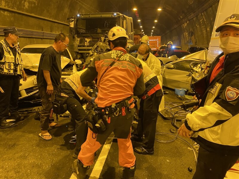 台9線蘇花公路新澳隧道北上車道24日下午1時許發生多車追撞車禍，造成數人受傷，宜蘭縣消防局派遣人車前往救援。（讀者提供）中央社記者王朝鈺傳真 112年10月24日