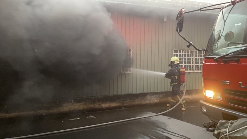 位在彰化縣大村鄉的摩特動力公司倉庫24日傍晚發生火災，消防局出動24輛消防車將火勢撲滅，所幸無人傷亡。（民眾提供）中央社記者吳哲豪傳真  112年10月24日