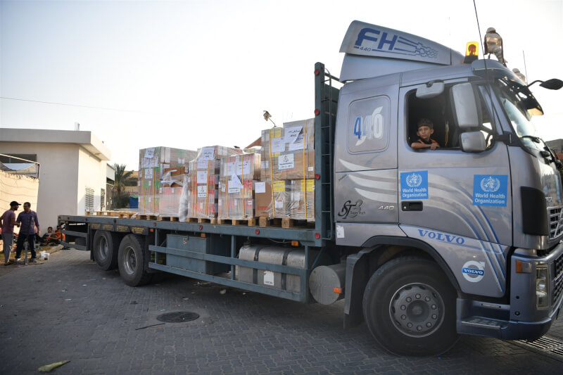 23日運載醫療用品的卡車穿越拉法邊界關卡，進入加薩走廊。（安納杜魯新聞社）