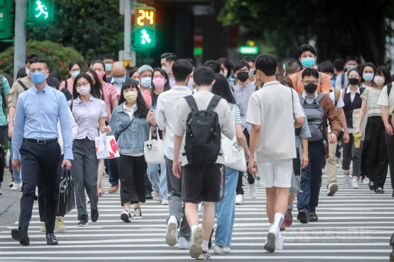 圖為民眾戴口罩走在台北市信義區街頭。（中央社檔案照片）