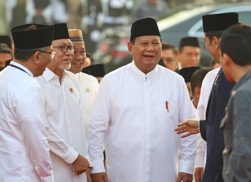 印尼國防部長普拉伯沃（中）將與總統佐科威長子吉伯朗搭檔參加明年總統大選。（圖取自facebook.com/PrabowoSubianto）