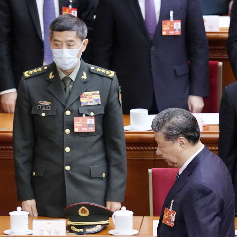圖為李尚福（左）3月出席中國全國人民代表大會全體會議。右前方為中國國家主席習近平。（共同社）