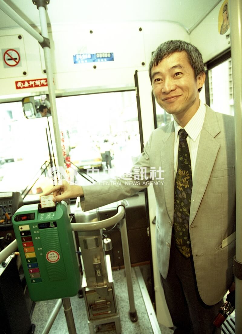台北市聯營公車儲值卡正式啟用，時任台北市交通局長賀陳旦試乘公車。（中央社檔案照片）
