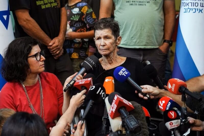 以色列8旬婦人利夫希茨（中）遭哈瑪斯俘虜2週後獲釋，24日受訪表示曾被毒打。（路透社）