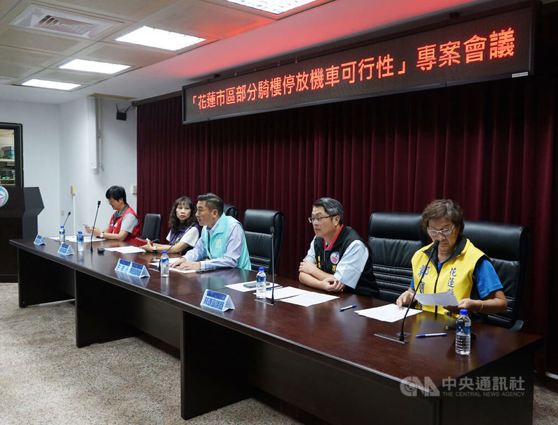 花蓮縣議會25日舉行「花蓮市區部分騎樓停放機車可能性」專案會議,民眾黨籍花蓮縣議員傅國淵(右3)、無黨籍縣議員鄭寶秀(右)、林源富(右2)、楊華美(左)及國民黨籍議員韓林梅(左2)等人出席。中央社記者張祈攝 112年10月25日