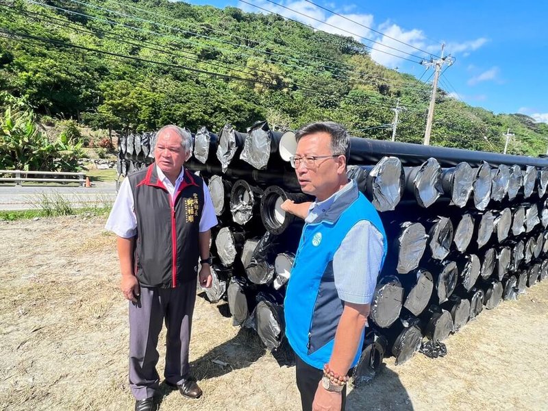 花蓮縣豐濱鄉磯崎村自來水延管工程終於即將正式動工，25日舉辦施工說明會，豐濱鄉長邱福順（左）、自來水公司第九區管理處長李慶興（右）到場關心，預計民國113年5月完工。（豐濱鄉公所提供）中央社記者李先鳳傳真  112年10月25日