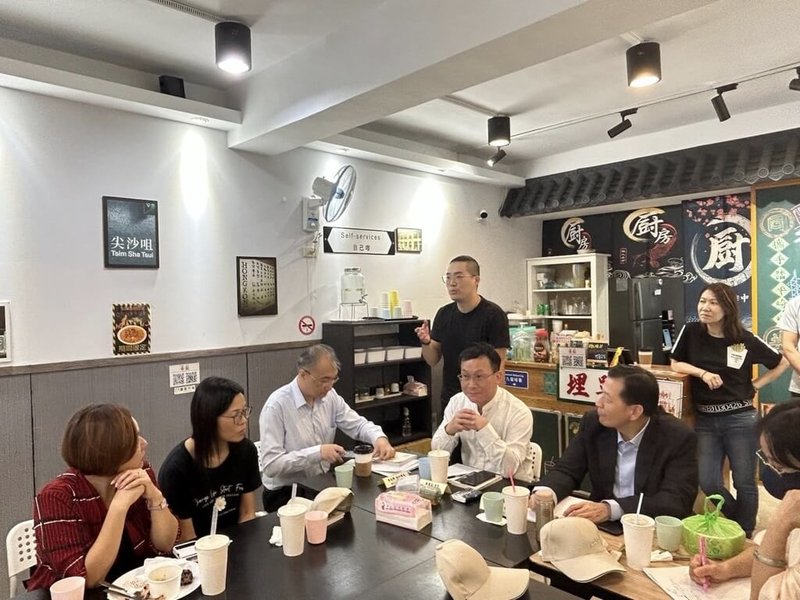 策進會24日舉辦在台港人座談會，已在台灣定居的茶餐廳老闆Jasper（中，立者）分享申請居留、定居經驗。（策進會提供）  中央社記者吳柏緯台北傳真  112年10月25日