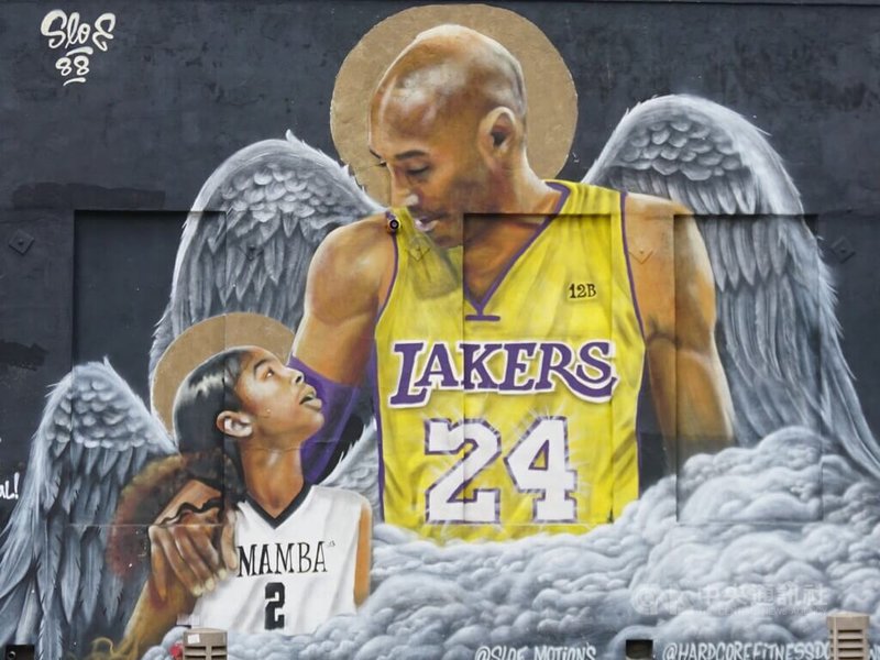 美國職籃（NBA）退役球星布萊恩（Kobe Bryant）2020年1月意外過世，洛杉磯各地出現300多處紀念他的街頭塗鴉。圖為市中心一處健身房外牆，塗鴉原本傳出恐遭屋主清除，後來獲得電玩公司出手保留。中央社記者林宏翰洛杉磯攝  112年10月25日