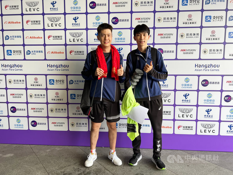 台灣選手林駿梃（左）與蘇晉賢（右）25日在杭州亞帕運TT10級桌球男單4強賽落敗，未完成相約決賽見約定，但2人能帶回銅牌，林駿梃認為很有意義。中央社記者黃巧雯攝  112年10月25日
