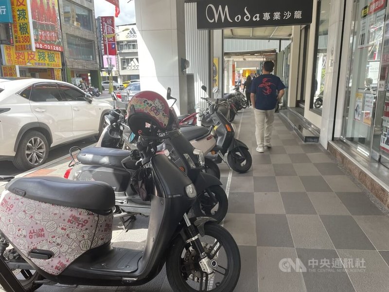 花蓮市區機車停車位不足，不少民眾會將機車停放在人行道、騎樓，因缺乏有效規範，影響行人通行空間。花蓮縣議會25日舉行專案會議針對有條件開放騎樓停放機車等相關議題進行討論。中央社記者張祈攝  112年10月25日