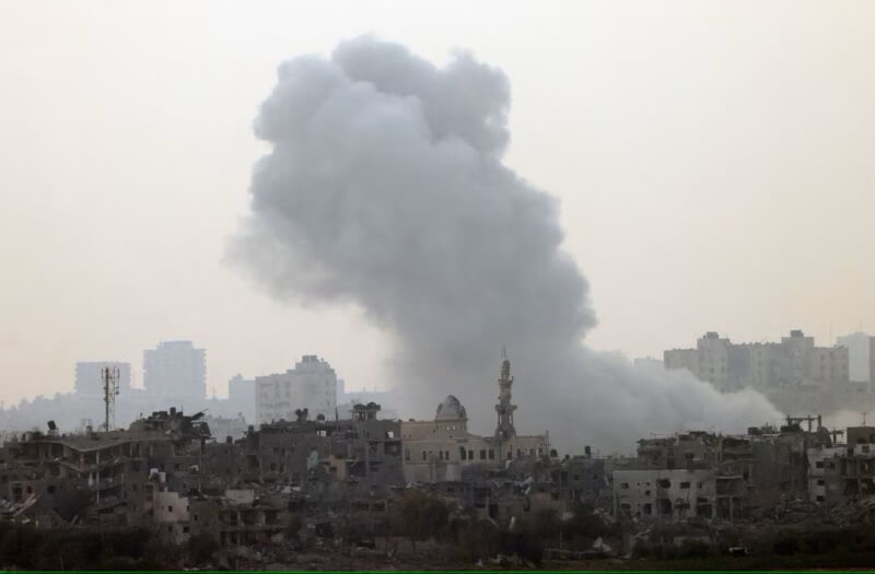 以色列24日空襲加薩走廊後，建築物升起煙霧。（路透社）