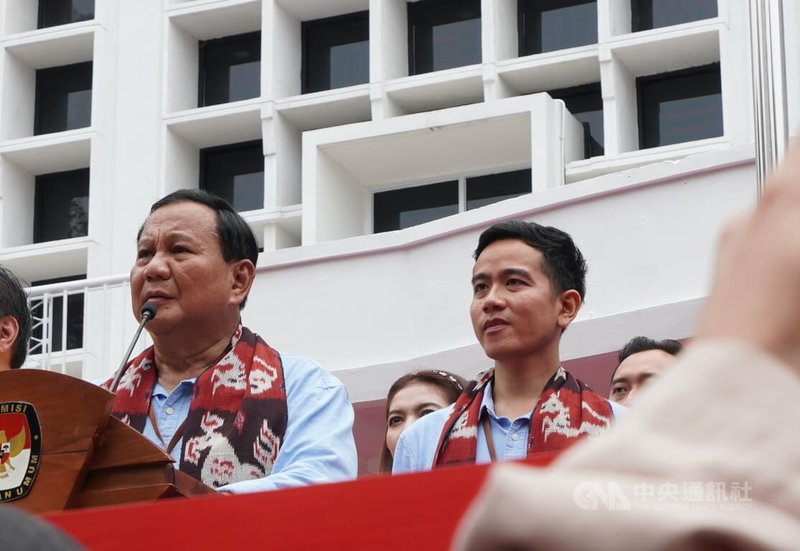印尼國防部長普拉伯沃（左）與總統佐科威的長子吉伯朗（前右）搭檔參選2024年總統選舉。（中央社檔案照片）