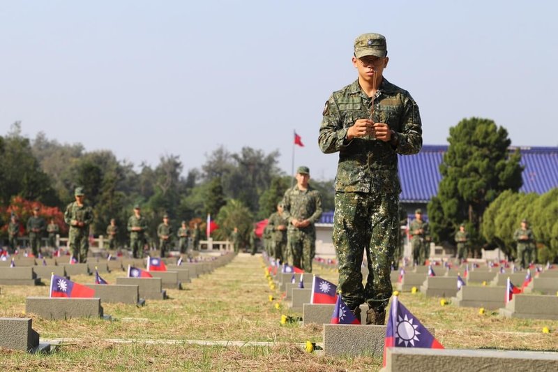 陸軍金門防衛指揮部25日舉辦古寧頭戰役74週年紀念追思祭典，金防部官兵列隊向陣亡先烈致敬，場面莊嚴。（陸軍金門防衛指揮部提供）中央社記者蔡孟妤傳真  112年10月25日