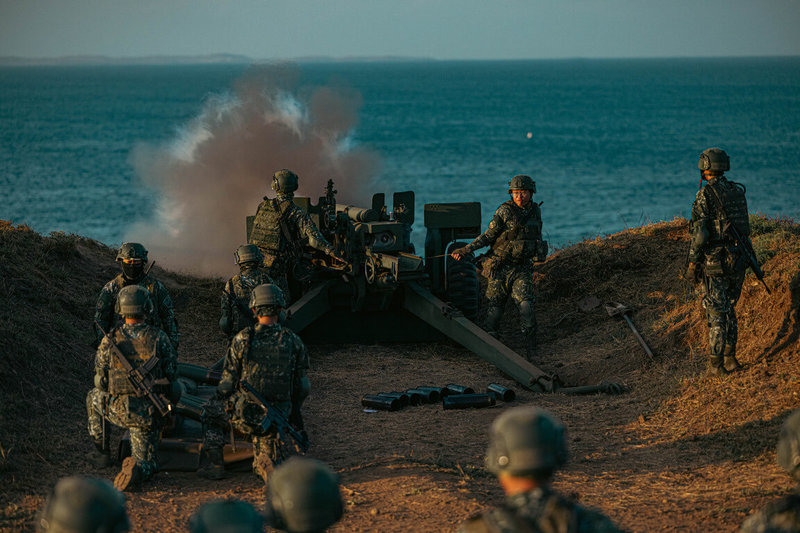 陸軍澎湖防衛指揮部25日實施鎮疆操演暨實彈射擊，官兵操作105榴砲針對海上目標實施直接瞄準射擊，場面震撼，也展現國軍弟兄勤訓精練成效。（澎防部提供）中央社  112年10月25日