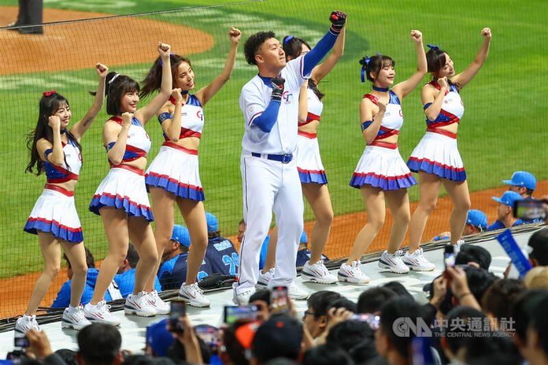 圖為世界棒球經典賽台灣啦啦隊「經典女孩」及應援團長勛雞（左4）賣力帶動氣氛。（中央社檔案照片）