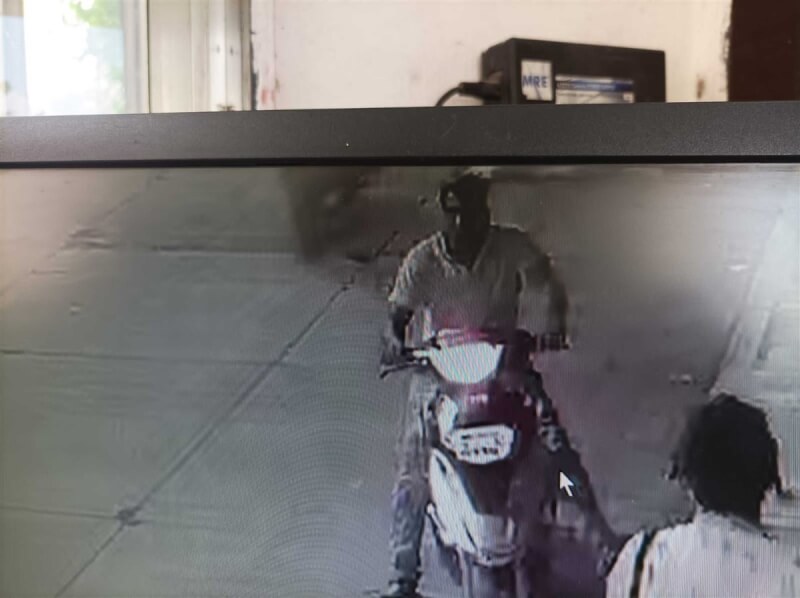 吳姓台籍教師在印度西南城鎮普恩(Pune)的市集遭到一名印度男子伸出鹹豬手。圖為監視器畫面。(吳女提供)中央社記者林行健新德里傳真 112年12月25日