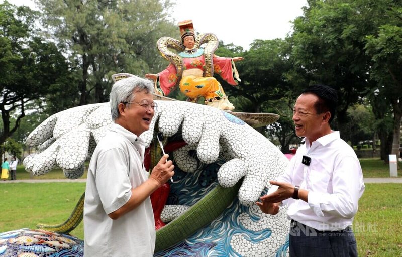 「再。嘉義鄉村藝術行動」主題藝術節25日在朴子藝術公園舉行記者會，嘉義縣長翁章梁（右）、藝術家謝東哲（左）介紹剪黏、馬賽克創作「會衝浪的媽祖」。中央社記者黃國芳攝  112年10月25日