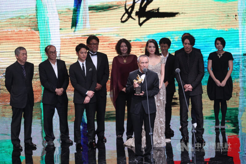 2015年「刺客聶隱娘」獲金馬最佳劇情片、最佳導演、最佳攝影等5大獎，導演侯孝賢（前）上台致詞。（中央社檔案照片）