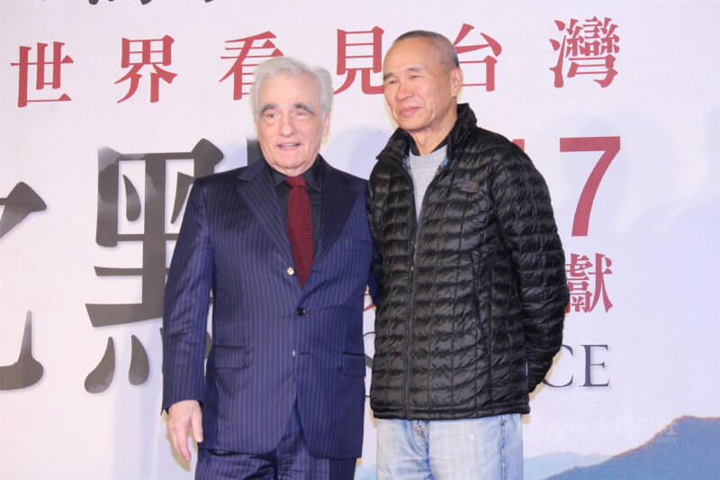 2017年奧斯卡金像獎導演馬丁史柯西斯（左）執導的作品「沉默」在台北首映，導演侯孝賢（右）驚喜現身。（中央社檔案照片）