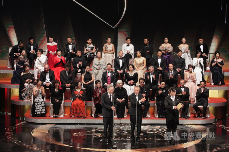 2013年金馬獎頒獎典禮特別邀請兩大名導侯孝賢（前中）、李安（前左）親自頒獎。（中央社檔案照片）