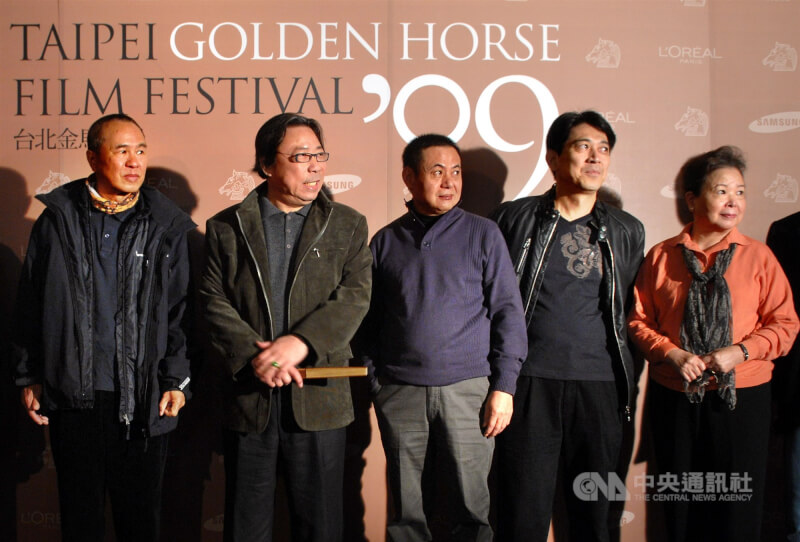 2009年「悲情城市」在台北威秀影城舉行20週年紀念放映，導演侯孝賢（左1）與演員陳松勇（左2）等出席放映會。（中央社檔案照片）