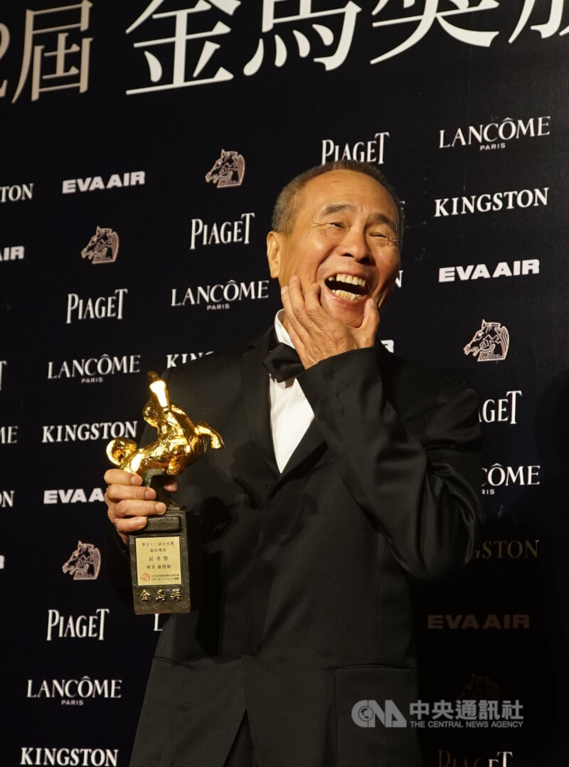 2015年導演侯孝賢獲頒金馬獎最佳導演，他獲獎後表示，拍電影拍到牙齒都沒了。（中央社檔案照片）