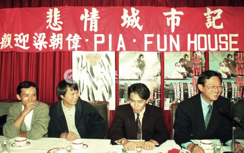 1989年電影「悲情城市」舉行記者會，左起為編劇吳念真、導演侯孝賢、男主角梁朝偉 、出品人邱復生。（中央社檔案照片）