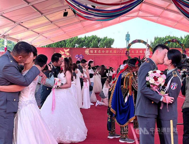陸軍司令部26日在大漢營區舉辦官兵聯合婚禮,122對新人在來賓及親友們的見證下互許終身。中央社記者葉臻攝 112年10月26日