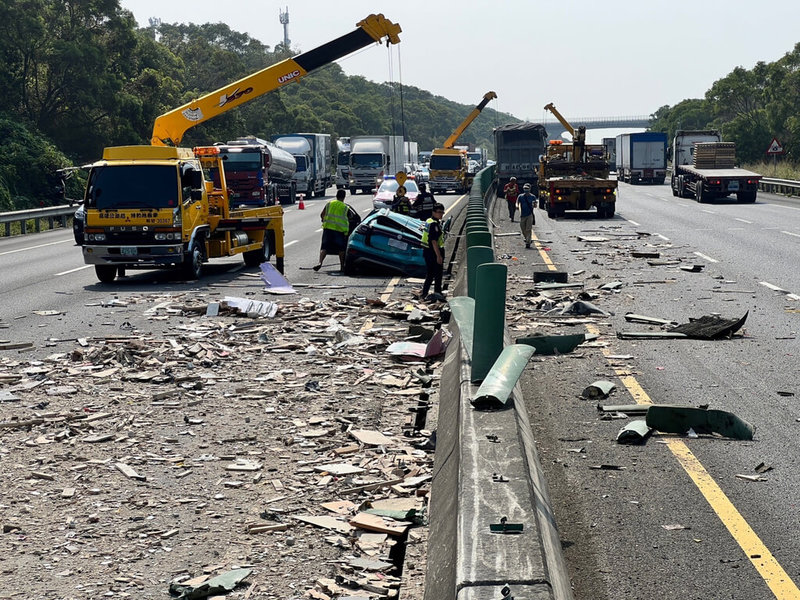 國道3號南下142公里苗栗通霄路段26日中午有1輛大貨車不明原因與同向自小客車發生碰撞，自小客車衝飛到北上內側向車道，雜物散落車道，導致北上、南下車流回堵約2公里。（民眾提供）中央社記者魯鋼駿傳真  112年10月26日