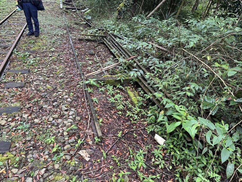 阿里山森林鐵路多林車站旁堆置汰換下的鐵軌，日前有8支卻不翼而飛，警方獲報調閱監視器追查，循線將涉案葉姓犯嫌依法送辦。阿里山林業鐵路及文化資產管理處26日提醒，堆置於林鐵路線旁的鋼軌、枕木等物料均為有價財產，民眾不得擅自搬離。（警方提供）中央社記者蔡智明傳真 112年10月26日