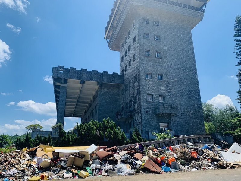 國民黨新北市議員白珮茹26日指原救國團金山青年活動中心被收回後未受到妥善管理，當地堆滿垃圾，知名地標「光復樓」已成蚊子館，求市府應重新活化善用。（白珮茹辦公室提供）中央社記者黃旭昇新北市傳真  112年10月26日