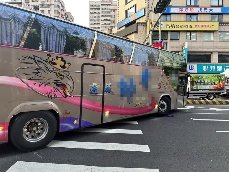 一輛遊覽車26日行經汐止區新台五路一段與連興街交叉路口時,疑未停讓行人導致碰撞走在斑馬線上的婦人,警方表示,詳細事發經過及肇因仍有待進一步釐清。(民眾提供)中央社記者黃旭昇新北市傳真 112年10月26日
