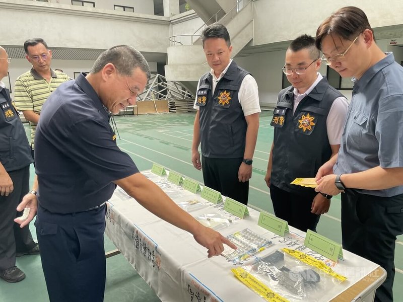 雲林縣警察局26日召開破案記者會表示,橋頭派出所長林鈺家、警員林俞宏21日晚間協助身陷田中的轎車脫困,查證車主身分時發現謝姓男子為通緝犯,警方於16小時後逮捕謝男歸案,並在現場查獲手槍、子彈等物。中央社記者姜宜菁攝 112年10月26日