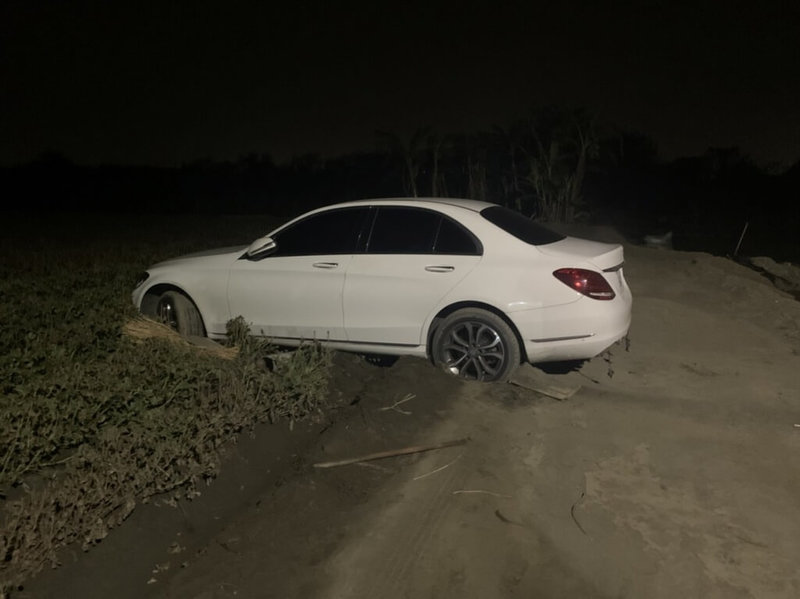 49歲謝姓男子21日晚間開車行經雲林縣麥寮鄉,車輛不慎陷入農田(圖),警方前往救援卻發現謝男為通緝犯,雙方展開槍戰,其中警員林俞宏頭部遭子彈擦過流血,幸無生命危險,警方16小時後逮捕謝男歸案。(警方提供)中央社記者姜宜菁傳真 112年10月26日