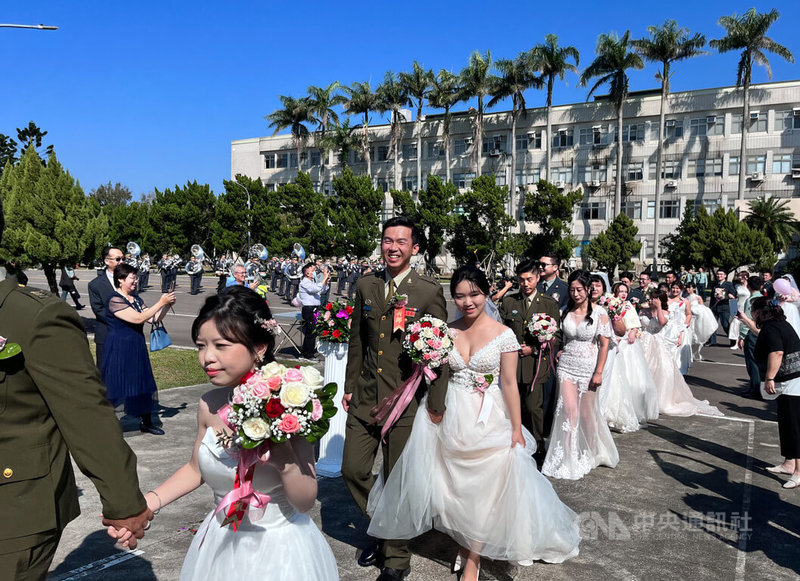 陸軍司令部26日在大漢營區舉辦官兵聯合婚禮,共有122對新人參加,共同迎接人生的下一個階段。中央社記者葉臻攝 112年10月26日