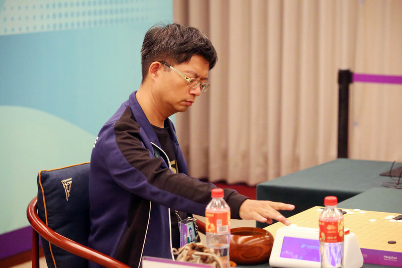 杭州亞帕運納入圍棋項目,團體賽每隊派2名選手上陣,台灣男團25日首戰擊敗泰國,26日2連戰由勾善文(圖)、嚴礽麒應戰,上午與中國隊交手戰成平手,下午碰上韓國隊,台灣以0比2落敗,銅牌作收,這也是隊史首面獎牌。(體育署提供)中央社記者黃巧雯傳真 112年10月26日