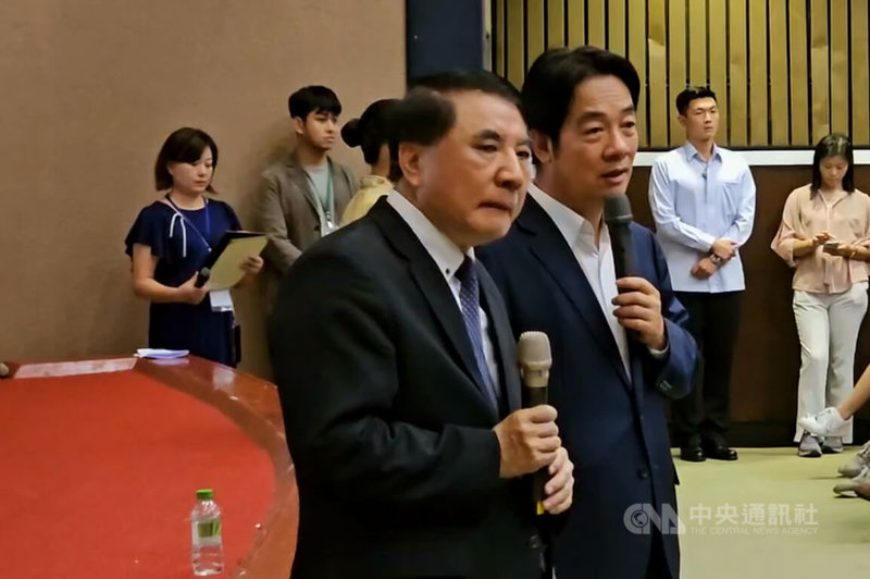 民進黨總統參選人賴清德（前右）26日到國立台灣海洋大學演講時說，不把未來才可能有的能源來源，作為現在要解決能源問題的工具，才是負責任做法；與會者包括海大校長許泰文（前左）。中央社記者王朝鈺攝  112年10月26日