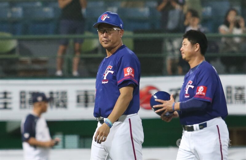 亞洲棒球錦標賽將於12月在台灣舉行，確定由總教練郭李建夫（中）掌國家隊兵符。（中央社檔案照片）