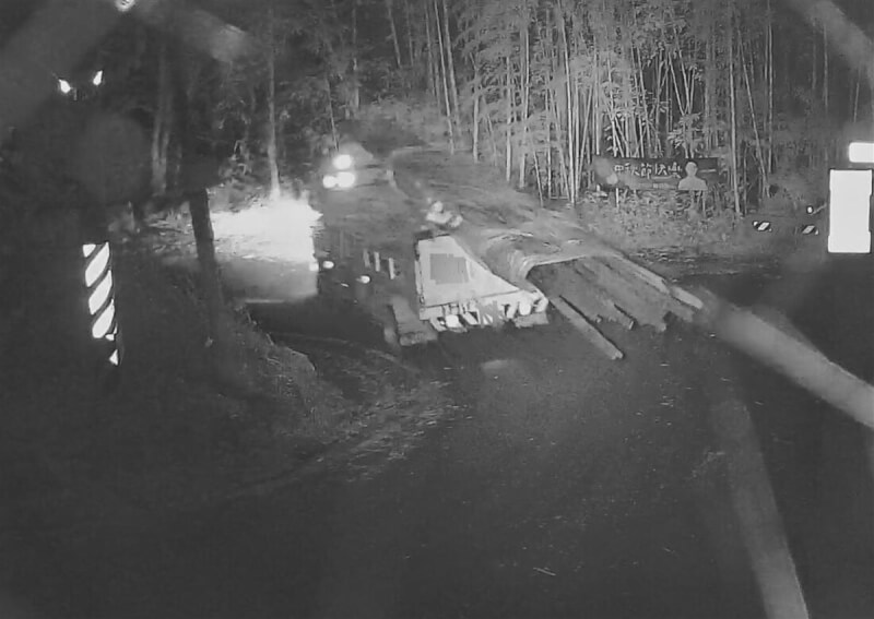 阿里山森林鐵路多林車站附近軌道旁堆置汰換下來的舊鋼軌,日前有8支遭竊,警方調閱監視器發現1輛大貨車半夜從案發地點駛出,隨即鎖定此車追查,進而緝獲葉姓竊嫌並移送法辦。(警方提供)中央社記者蔡智明傳真 112年10月26日