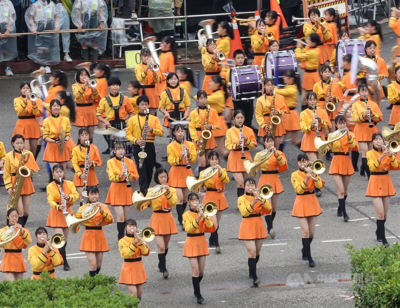 圖為去年中華民國國慶大會，「橘色惡魔」日本京都橘高校吹奏部以流暢的隊形變換帶來精彩演出。（中央社檔案照片）