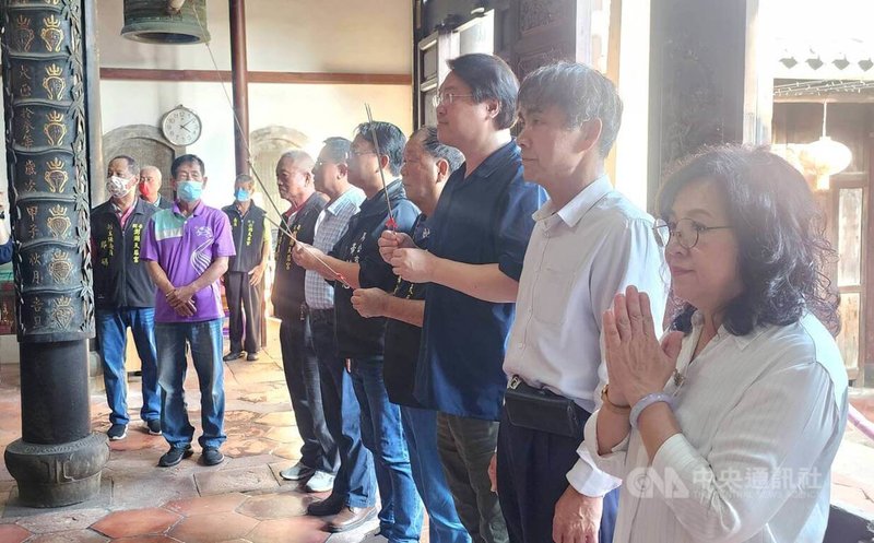內政部長林右昌(右3)26日赴澎湖訪視馬公市文化路人行空間與路面改善情形,並前往國定古蹟澎湖天后宮參香祈福。中央社 112年10月26日