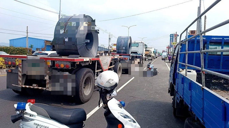 李姓女子26日騎車載高姓丈夫行經高雄市岡山區介壽東路時，路旁自小貨車駕駛突開車門，造成高男受傷倒地遭後方大貨車追撞，當場不治身亡。（高雄市岡山警分局提供）中央社記者洪學廣傳真  112年10月26日