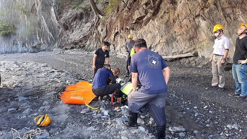 台電公司萬大發電廠張姓男員工25日操作空拍機勘查水力發電引水設施時，疑為尋找、撿拾空拍機，不慎從邊坡摔落萬大溪床傷重不治。（台灣山區救難協會提供）中央社記者蕭博陽南投縣傳真  112年10月26日