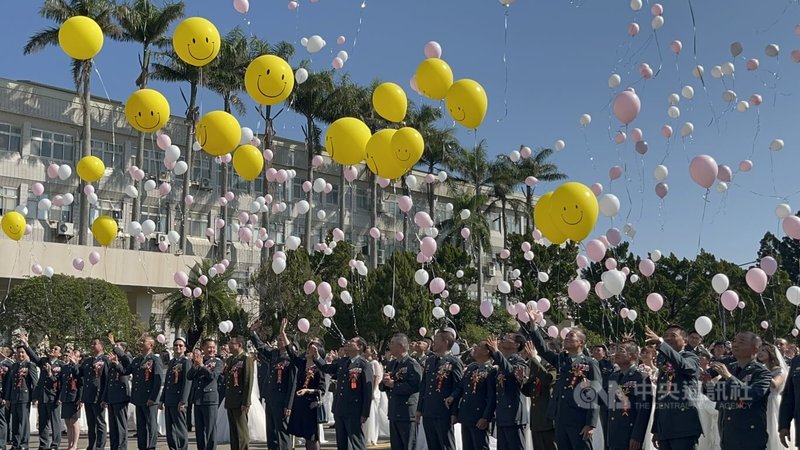 陸軍司令部26日在大漢營區舉辦官兵聯合婚禮，新人們入場前一起放飛手中的氣球，象徵幸福起飛。中央社記者葉臻攝  112年10月26日