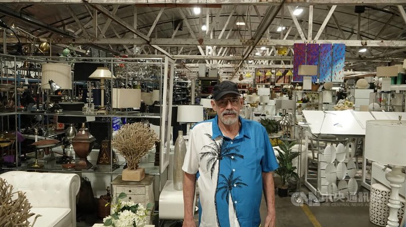 75歲的梅爾（Marc Meyer）在好萊塢開設道具公司Faux Library Studio Props，受到演員罷工影響，超過2000坪倉庫形同關門狀態。中央社記者林宏翰洛杉磯攝 112年10月27日