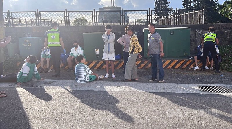 台東市26日清晨發生載送學生上課的休旅車與左轉自小客車相撞，休旅車駕駛OHCA，車上7名學生和自小客車女駕駛受輕重傷。中央社記者盧太城台東攝  112年10月26日