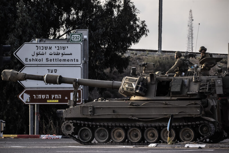 24日以色列持續在加薩邊界部署坦克。（安納杜魯新聞社）