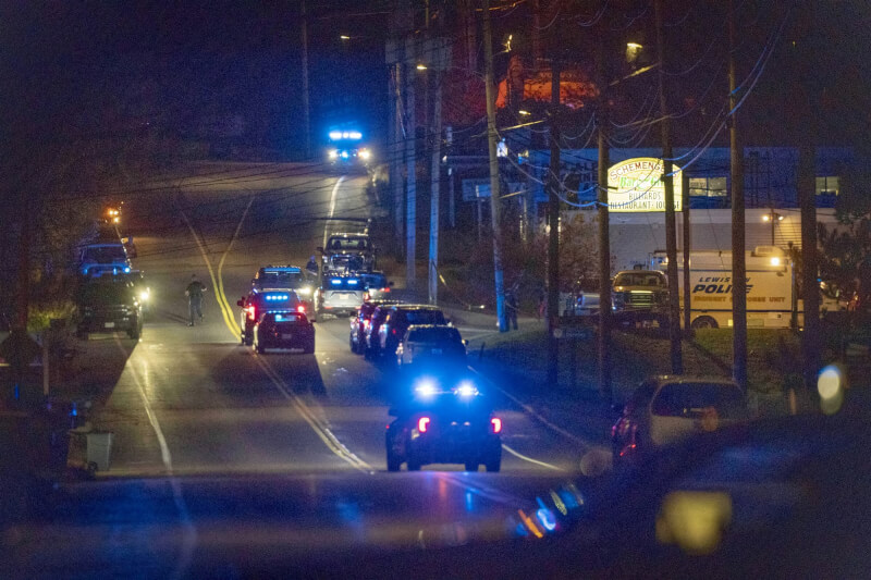 緬因州路厄斯頓25日晚間發生多起槍擊案，案發餐廳外聚集多輛警車。（美聯社）
