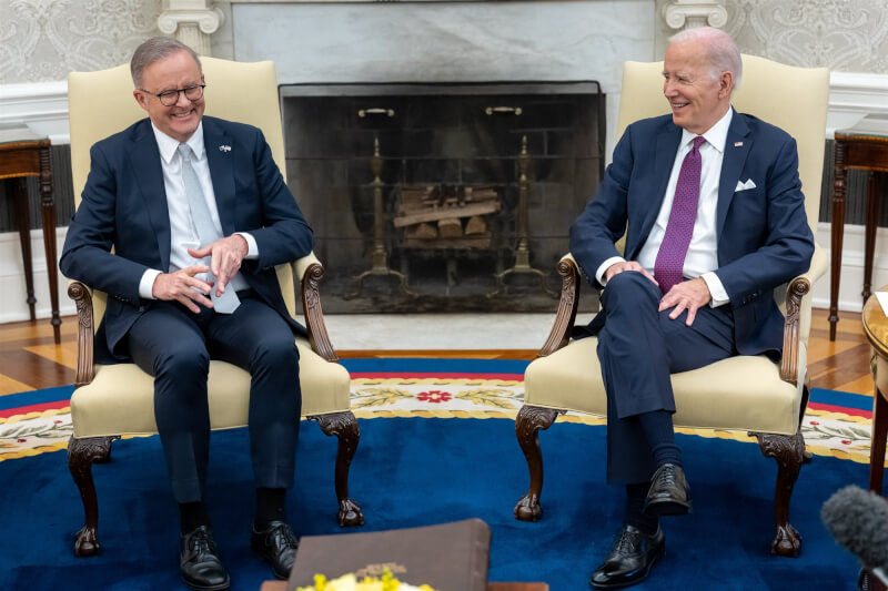 美國總統拜登（右）25日與澳洲總理艾班尼斯（左）舉行雙邊會談，會後聯合聲明呼籲透過和平對話解決兩岸問題。（圖取自twitter.com/POTUS）